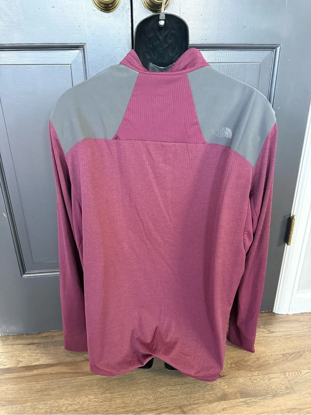 The North Face Men’s FlashDry-XD Long Sleeve Quarter Zip Up Pullover. Size XL